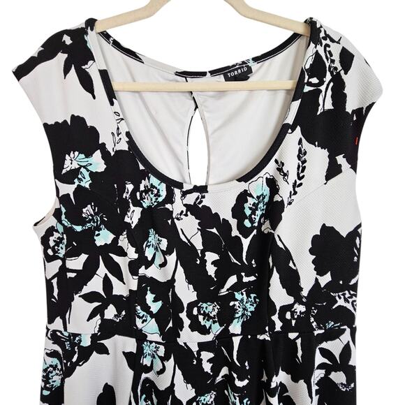 Torrid Dress Knee Length Dress Floral Dress Fit Flare Dress 2X Black White - Picture 2 of 7